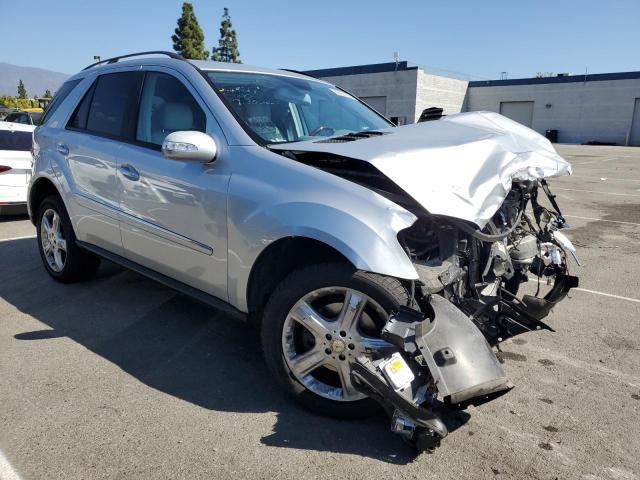 4JGBB86E18A341932 - 2008 MERCEDES-BENZ ML 350 فضي صورة 4