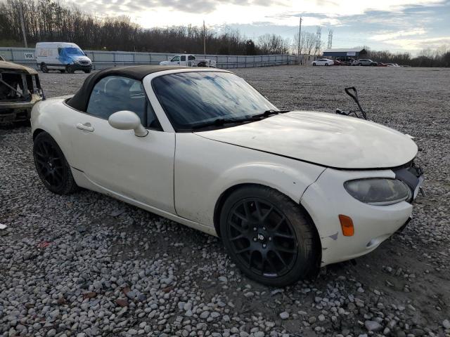 JM1NC25F670128193 - 2007 MAZDA MX-5 MIATA WHITE photo 4