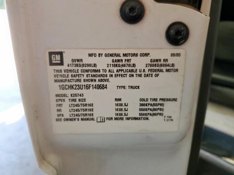 1GCHK23U16F140684 - 2006 CHEVROLET SILVERADO K2500 HEAVY DUTY WHITE photo 12