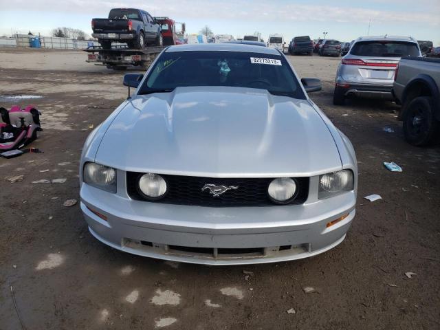 1ZVFT82H675283842 - 2007 FORD MUSTANG GT SILVER photo 5