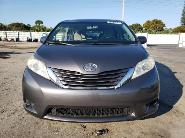 5TDKZ3DC7HS814045 - 2017 TOYOTA SIENNA LE GRAY photo 5