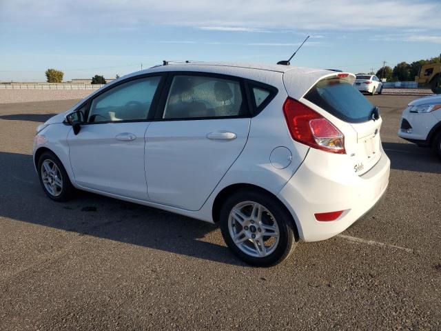 3FADP4EJ2JM106654 - 2018 FORD FIESTA SE Blanc photo 2