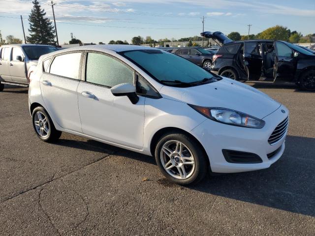 3FADP4EJ2JM106654 - 2018 FORD FIESTA SE Blanc photo 4