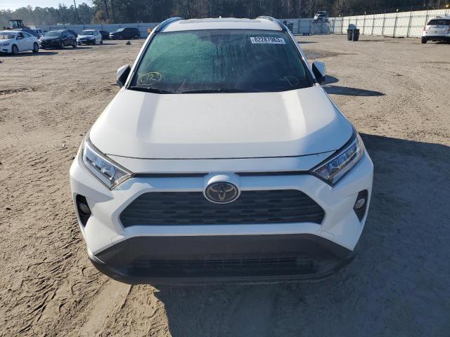 JTMW1RFV7KD004833 - 2019 TOYOTA RAV4 XLE Ақ фото 5