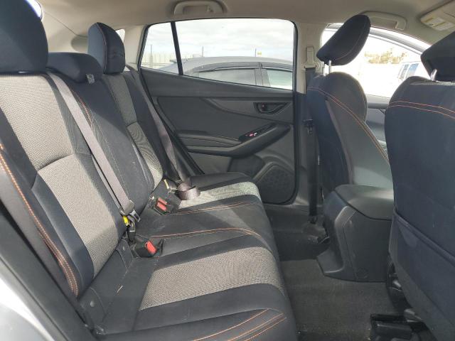 JF2GTABC5JH223626 - 2018 SUBARU CROSSTREK PREMIUM 银色 照片 11