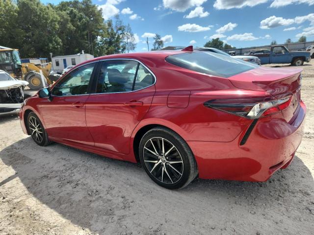 4T1G11AK0MU409921 - 2021 TOYOTA CAMRY SE RED photo 2