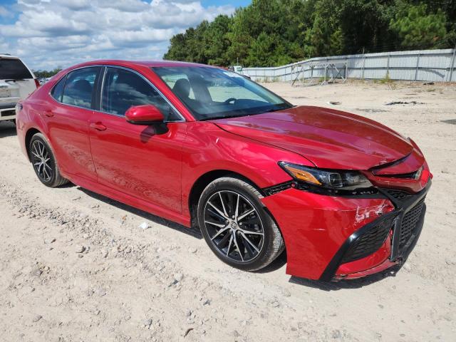 4T1G11AK0MU409921 - 2021 TOYOTA CAMRY SE RED photo 4