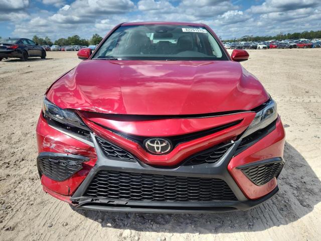 4T1G11AK0MU409921 - 2021 TOYOTA CAMRY SE RED photo 5