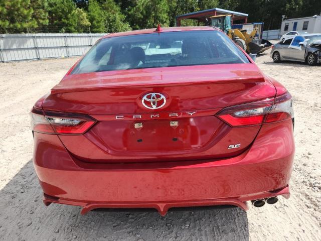 4T1G11AK0MU409921 - 2021 TOYOTA CAMRY SE RED photo 6