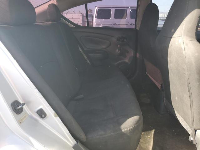 3N1CN7AP1GL879995 - 2016 NISSAN VERSA S فضي صورة 10