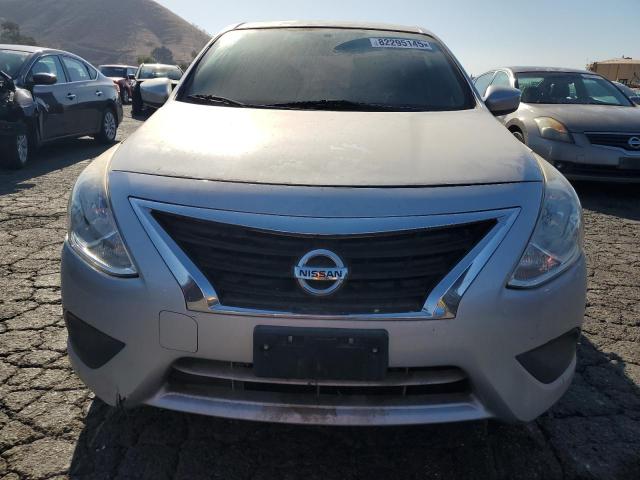 3N1CN7AP1GL879995 - 2016 NISSAN VERSA S فضي صورة 5