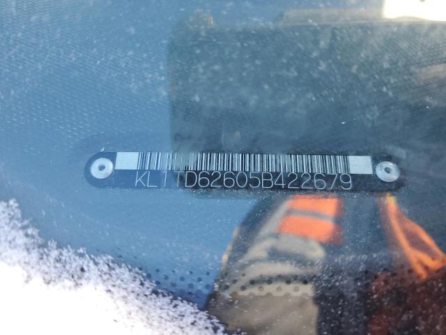 KL1TD62605B422679 - 2005 CHEVROLET AVEO BASE SILVER photo 12