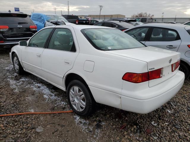 JT2BG22K410604062 - 2001 TOYOTA CAMRY CE WHITE photo 2