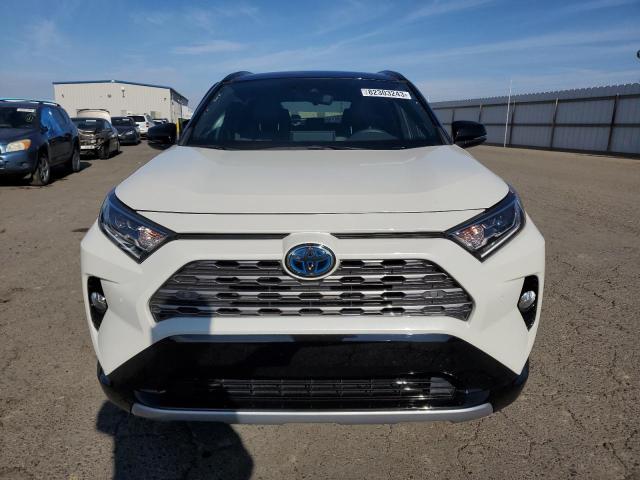 4T3E6RFV8MU011065 - 2021 TOYOTA RAV4 XSE WHITE photo 5