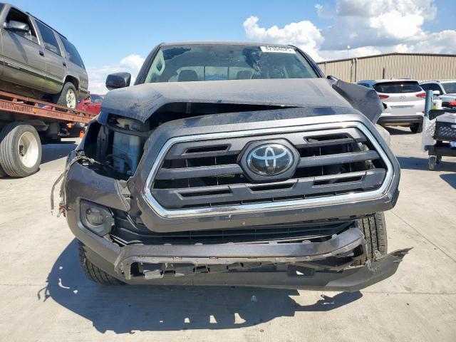 3TMAZ5CN6JM070955 - 2018 TOYOTA TACOMA DOUBLE CAB Графитовый фото 5