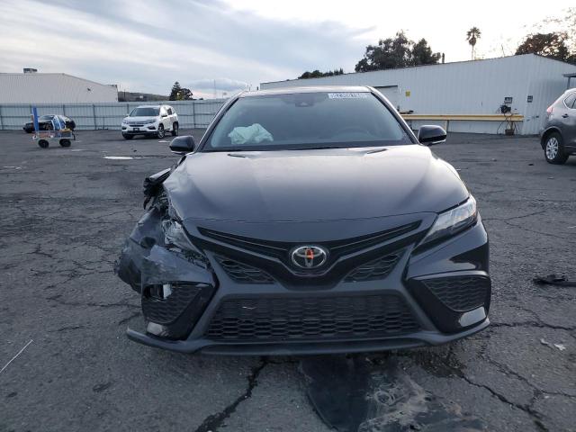 4T1G11AK2RU195425 - 2024 TOYOTA CAMRY SE NIGHT SHADE BLACK photo 5