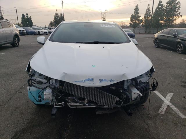 1G1RC6S59JU127469 - 2018 CHEVROLET VOLT LT WHITE photo 5