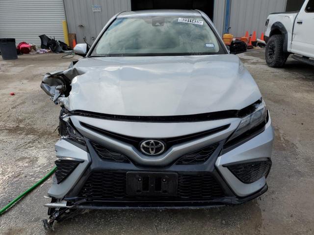 4T1G11AK8MU416521 - 2021 TOYOTA CAMRY SE SILVER photo 5