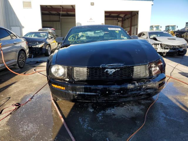 1ZVFT84N455252332 - 2005 FORD MUSTANG BLACK photo 5