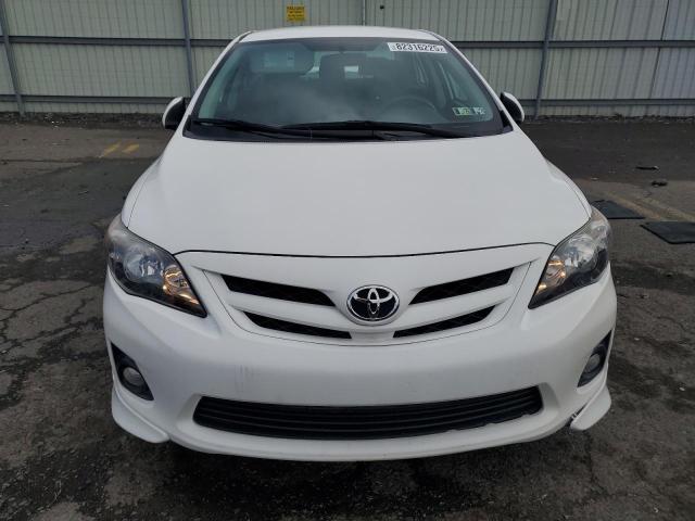 2T1BU4EE8DC054683 - 2013 TOYOTA COROLLA BASE Белый фото 5