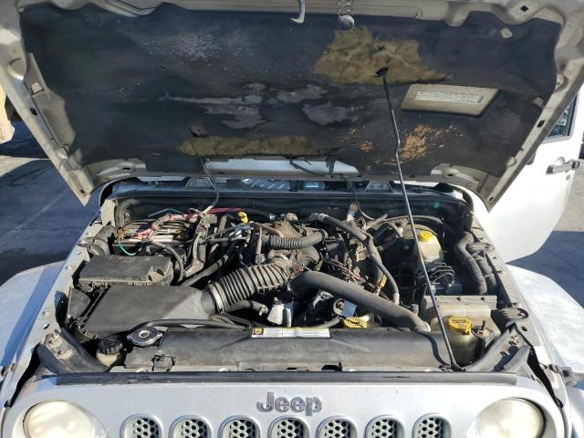 1J4GA59198L525731 - 2008 JEEP WRANGLER U SAHARA Gümüş foto 12