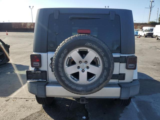1J4GA59198L525731 - 2008 JEEP WRANGLER U SAHARA Gümüş foto 6