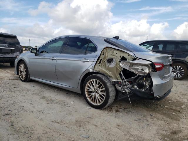 4T1F11AK2LU919357 - 2020 TOYOTA CAMRY XLE ვერცხლისფერი ფოტო 2