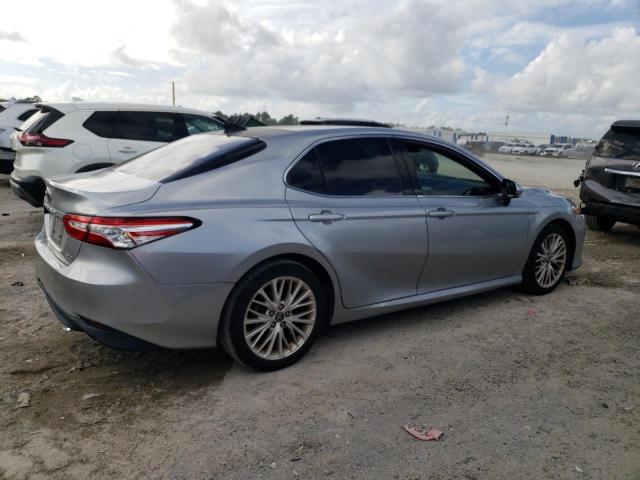 4T1F11AK2LU919357 - 2020 TOYOTA CAMRY XLE ვერცხლისფერი ფოტო 3