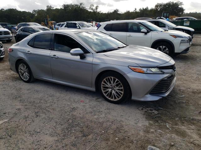 4T1F11AK2LU919357 - 2020 TOYOTA CAMRY XLE ვერცხლისფერი ფოტო 4