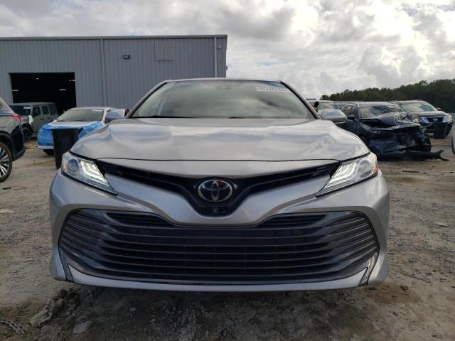 4T1F11AK2LU919357 - 2020 TOYOTA CAMRY XLE ვერცხლისფერი ფოტო 5