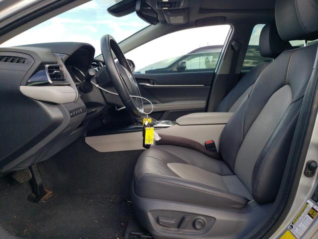 4T1F11AK2LU919357 - 2020 TOYOTA CAMRY XLE ვერცხლისფერი ფოტო 7