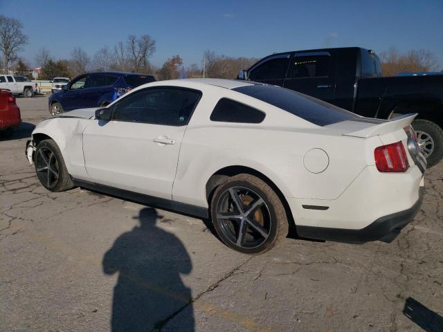 1ZVBP8AM9C5275732 - 2012 FORD MUSTANG WHITE photo 2