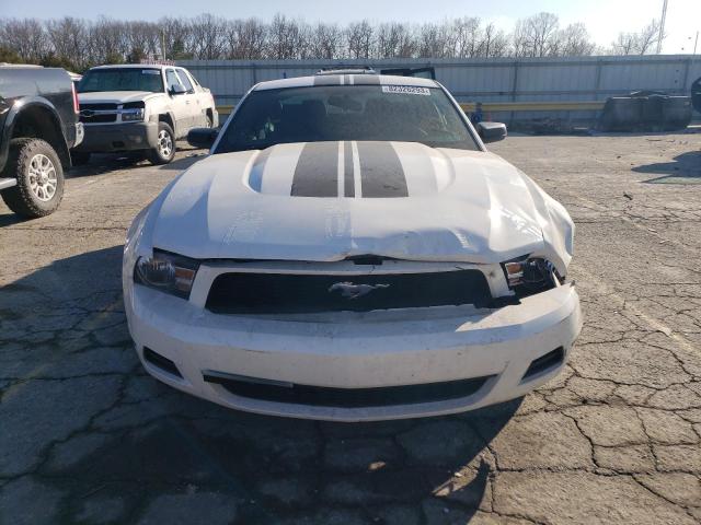 1ZVBP8AM9C5275732 - 2012 FORD MUSTANG WHITE photo 5