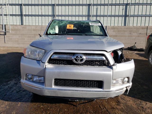 JTEBU5JR5D5134353 - 2013 TOYOTA 4RUNNER SR5 SILVER photo 5