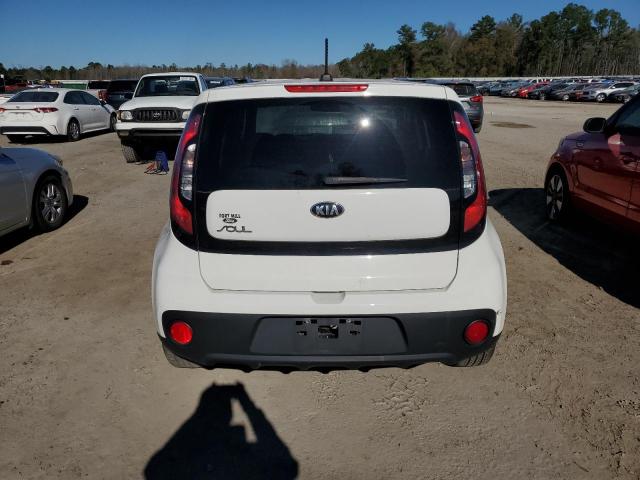 KNDJN2A21H7424176 - 2017 KIA SOUL WHITE photo 6