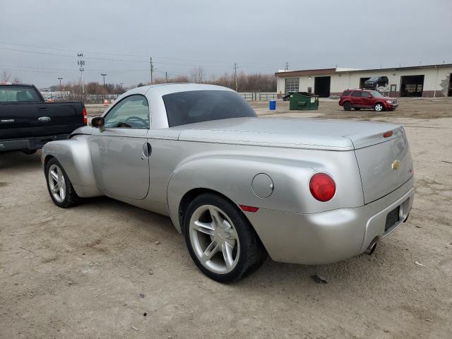 1GCES14P94B104672 - 2004 CHEVROLET SSR SILVER photo 2