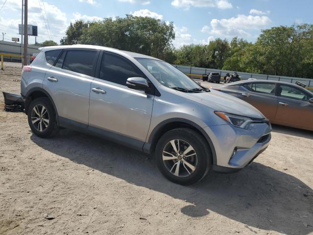 2T3WFREV9HW364524 - 2017 TOYOTA RAV4 XLE ვერცხლისფერი ფოტო 4