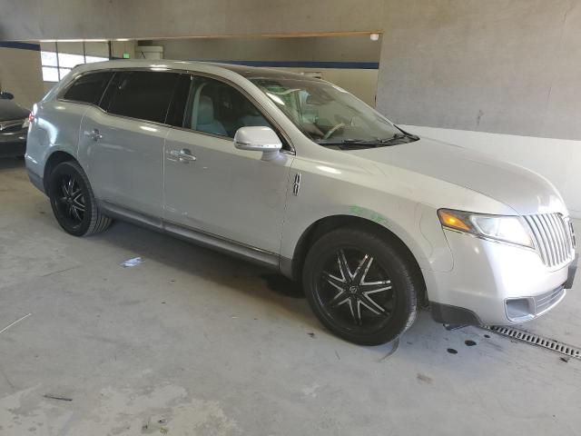 2LMHJ5AR1ABJ04653 - 2010 LINCOLN MKT SILVER photo 4