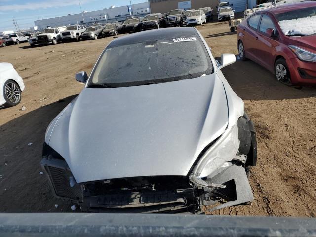 5YJSA1CN0DFP20456 - 2013 TESLA MODEL S ვერცხლისფერი ფოტო 5