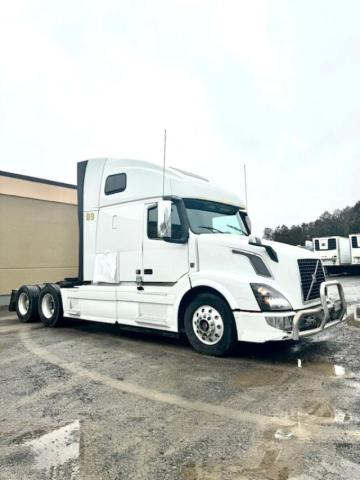 4V4NC9EJ7JN889844 - 2018 VOLVO VN VNL WHITE photo 1