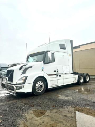 4V4NC9EJ7JN889844 - 2018 VOLVO VN VNL WHITE photo 2