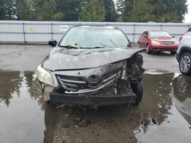 2T1BU4EEXDC980308 - 2013 TOYOTA COROLLA BASE Серый фото 5