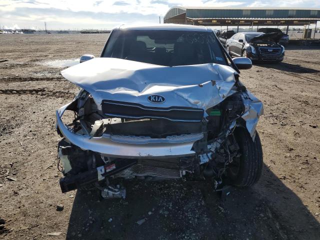 KNDJN2A22K7691074 - 2019 KIA SOUL SILVER photo 5