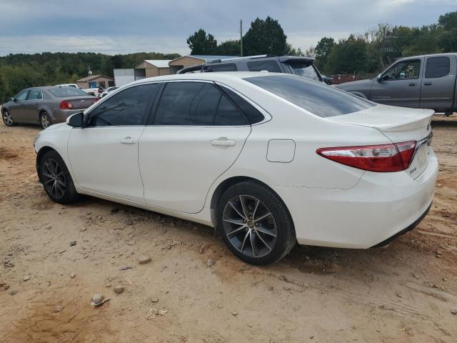 4T1BK1FKXFU568013 - 2015 TOYOTA CAMRY XSE WHITE photo 2