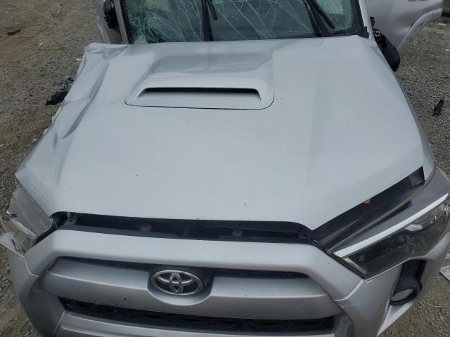 JTEBU5JR9J5598516 - 2018 TOYOTA 4RUNNER SR5/SR5 PREMIUM Srebrny zdjęcie 12
