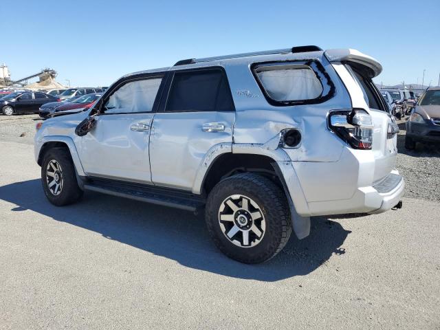 JTEBU5JR9J5598516 - 2018 TOYOTA 4RUNNER SR5/SR5 PREMIUM Srebrny zdjęcie 2