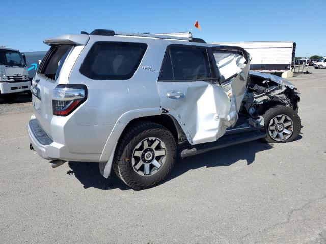 JTEBU5JR9J5598516 - 2018 TOYOTA 4RUNNER SR5/SR5 PREMIUM Srebrny zdjęcie 3