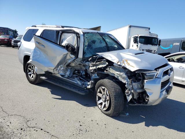 JTEBU5JR9J5598516 - 2018 TOYOTA 4RUNNER SR5/SR5 PREMIUM Srebrny zdjęcie 4