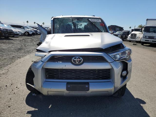 JTEBU5JR9J5598516 - 2018 TOYOTA 4RUNNER SR5/SR5 PREMIUM Srebrny zdjęcie 5
