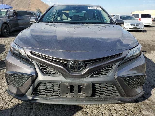 4T1G11AK8PU744526 - 2023 TOYOTA CAMRY SE NIGHT SHADE GRAY photo 5